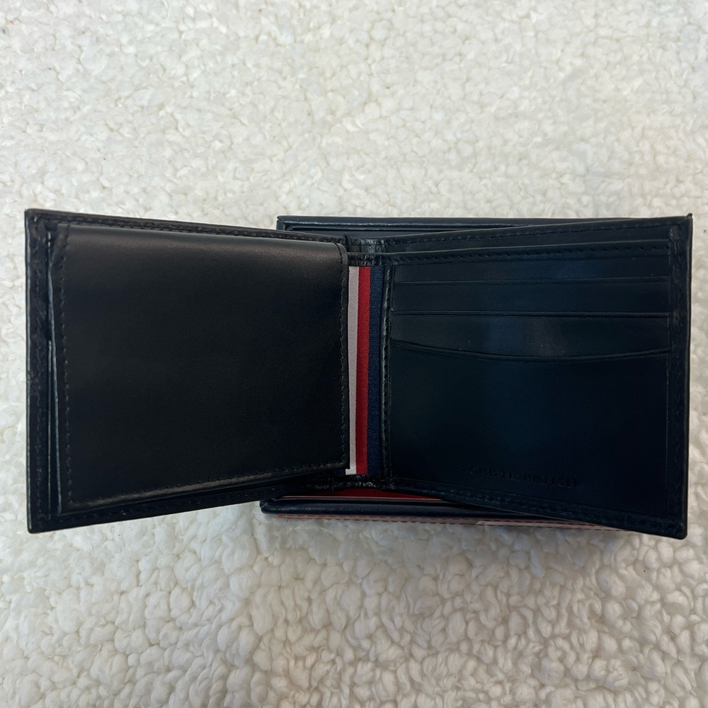 Tommy Hilfiger Bi-fold, RFID Protected Passcase Black Leather Wallet - Picture 4 of 8